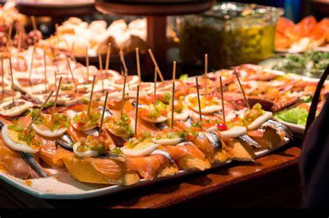 Escena gastronómica típica vasca con pintxos