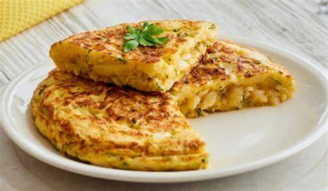Tortilla de bacalao recién hecha y jugosa