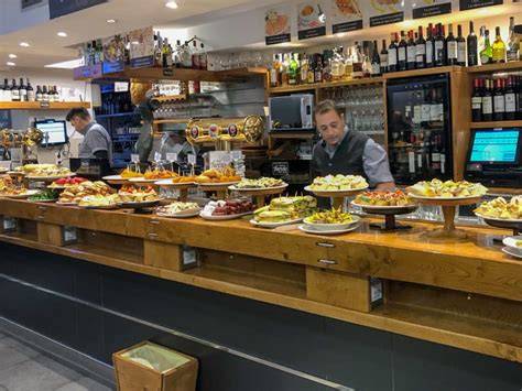 Variedad de pintxos de tortilla en una barra de bar