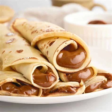 Panqueques recién hechos apilados con dulce de leche