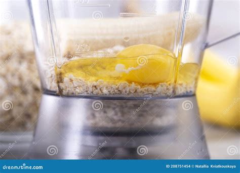 Licuadora con huevos y leche