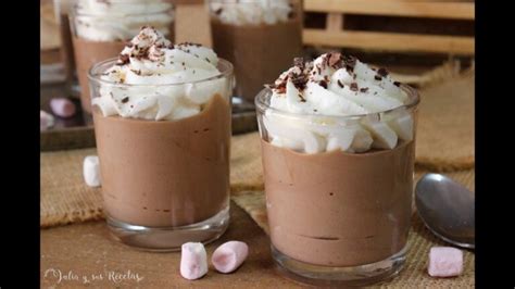 Variedad de postres decorados con nata montada