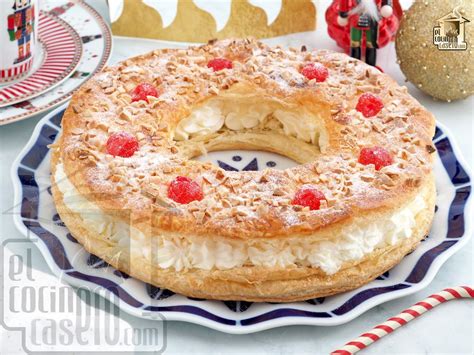 Postres clásicos con nata montada: fresas y roscón de Reyes