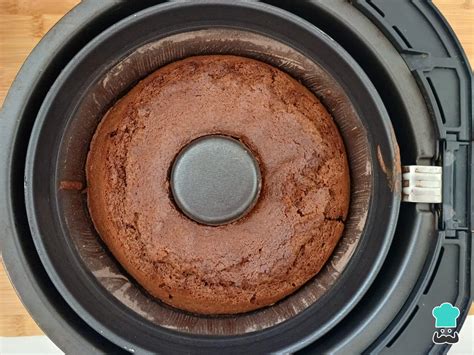 Bizcocho de plátano recién horneado en freidora de aire