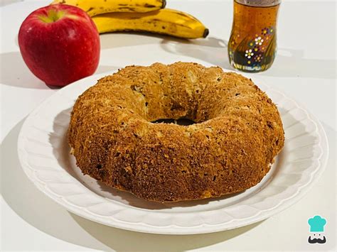 Bizcocho de plátano decorado con azúcar glas y rodajas de plátano