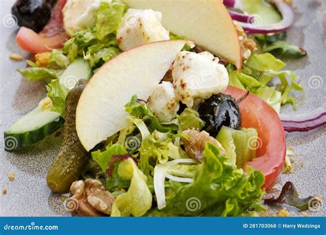 Ensalada fresca con lechuga, queso de cabra y frutas