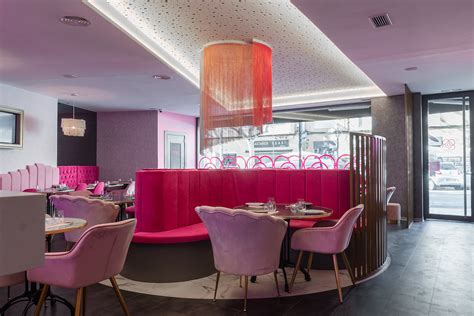 Interior del restaurante Miss Sushi Oviedo con su decoración llamativa y detallista