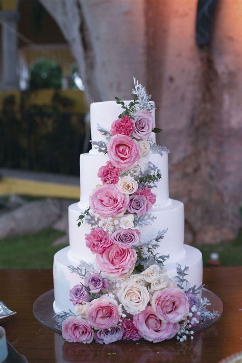 Pastel de bodas de varios pisos con flores naturales