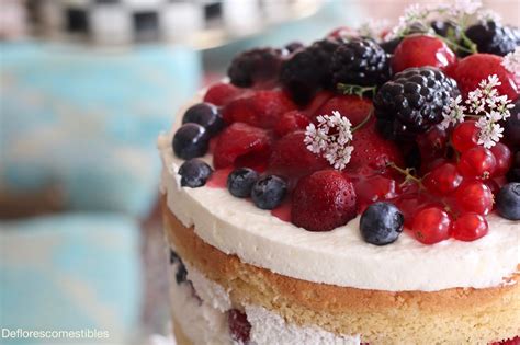 Detalle de tarta tipo Naked Cake decorada con frutos rojos