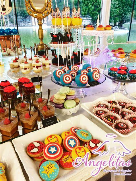 Mesa de postres con miniaturas y cupcakes