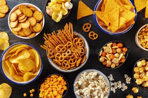 variedad de aperitivos crujientes con obleas