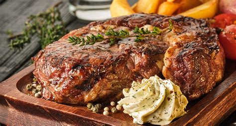 Ribeye en sartén de hierro con mantequilla, ajo y romero
