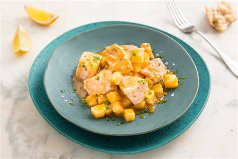 Ingredientes frescos para guiso de salmón y patatas