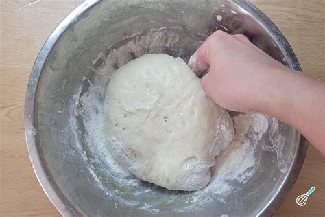 Bol con masa de pizza fermentando