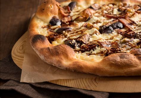 Pizza de berenjena con miel saliendo del horno