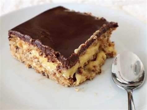 Tarta de la abuela de chocolate, galletas y natillas en un molde rectangular