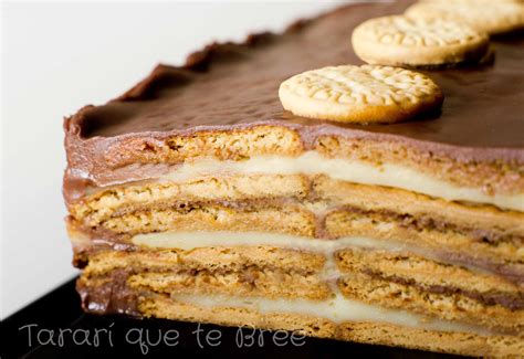 Galletas tostadas y leche para la base de la tarta