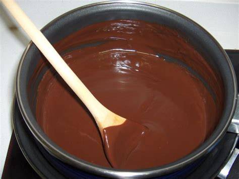 Mezclando los ingredientes de la cobertura de chocolate