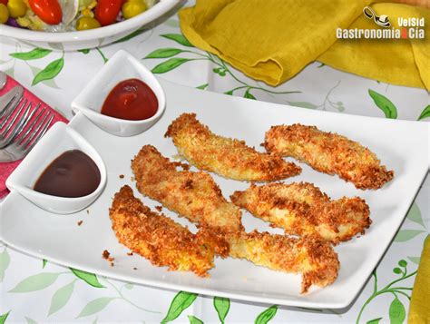Solomillo de pollo crujiente con salsa y ensalada