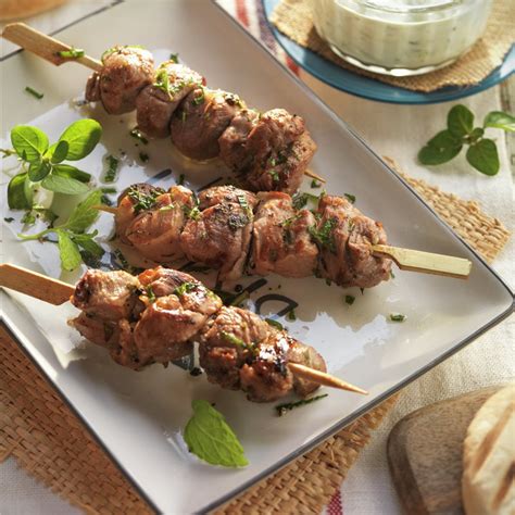 Brochetas de cordero con salsa tzatziki