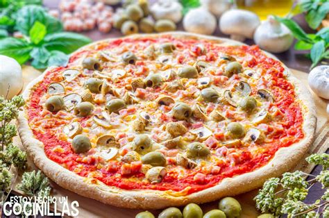 Pizza mediterránea con aceitunas y feta