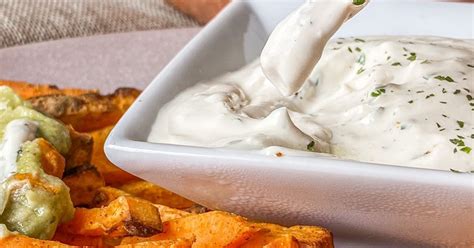 Batatas fritas con salsa de yogur y feta