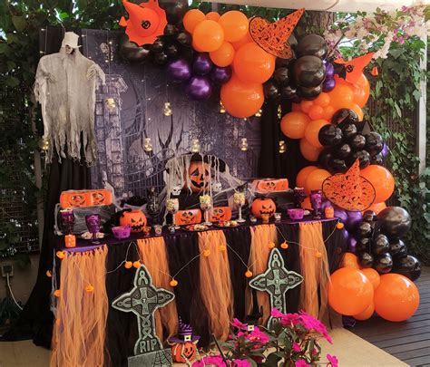 Decoración de bizcocho de Halloween con temática de cementerio