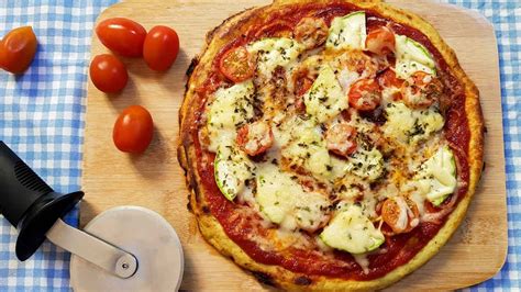 Pizza con base de pollo y brócoli