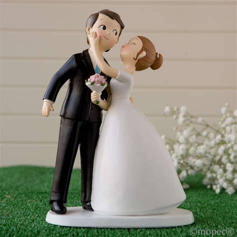 Pastel de boda con figuras de novios