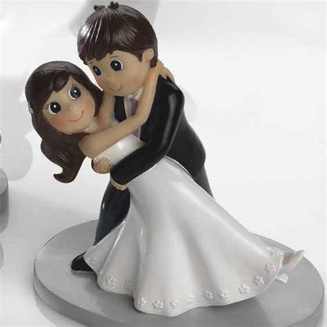 Ejemplos de figuras de novios bailando y celebrando en pasteles de boda