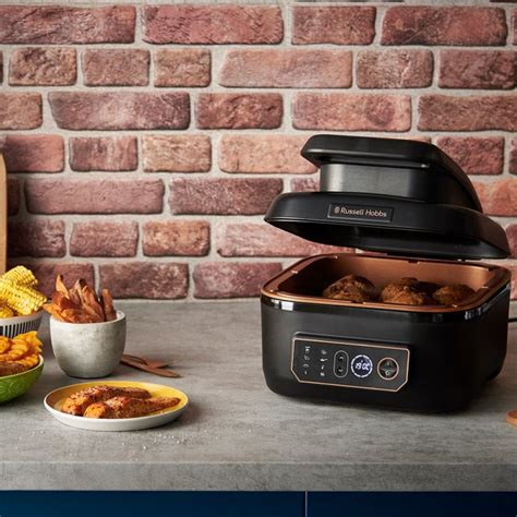 Freidora de aire Russell Hobbs SatisFry 5L en funcionamiento con alimentos