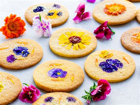 Galletas de mantequilla con flores comestibles y glaseado