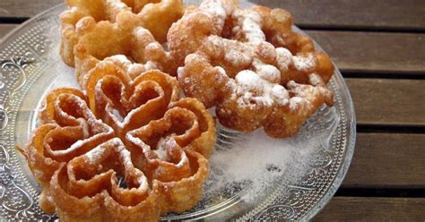Flores fritas manchegas o extremeñas espolvoreadas con azúcar