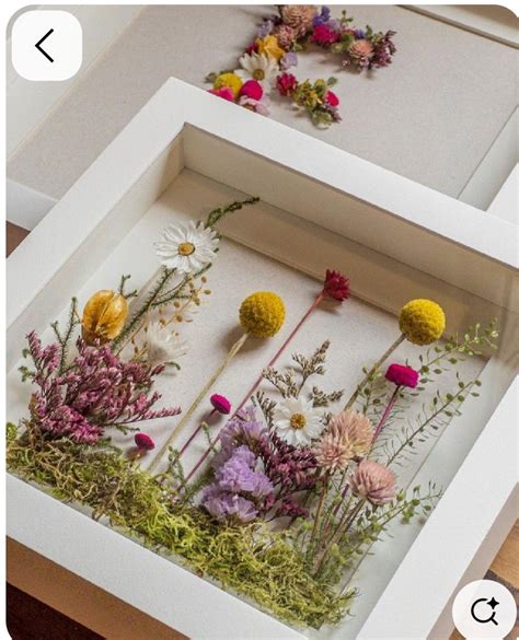 Postre con flores prensadas decorativas sobre una superficie blanca