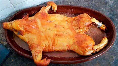 Cochinillo de Segovia en crudo sobre una bandeja