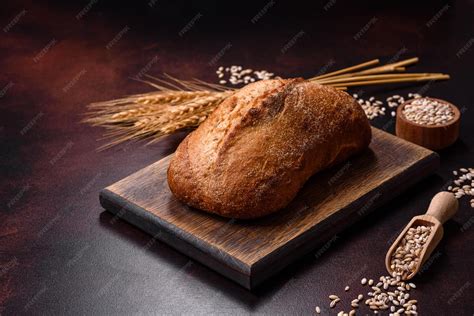 Hogaza de pan de maíz artesanal sobre una tabla de madera
