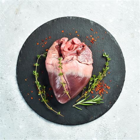 Corazón de cerdo crudo y especias