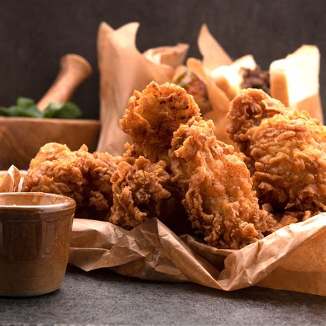 Plato de pollo frito casero estilo KFC