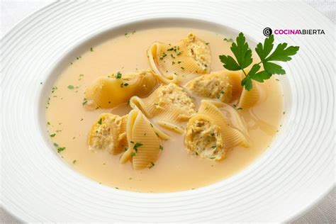Sopa de galets rellenos en un plato tradicional