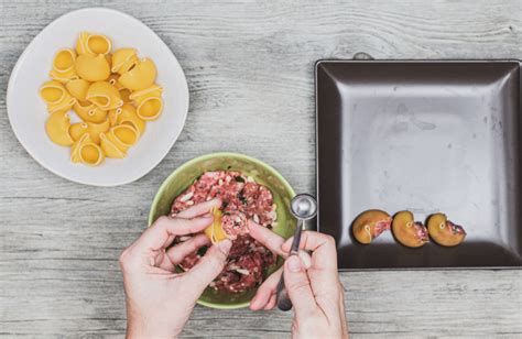 Proceso de rellenado de galets con carne picada