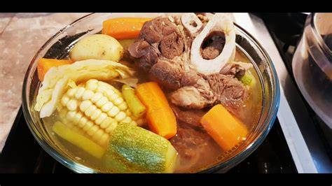Colando el caldo del puchero