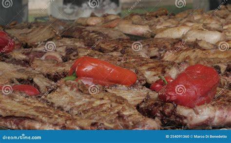 Chef volteando carne en una parrilla de carbón caliente