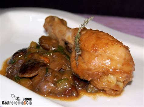 Pollo guisado emplatado con setas
