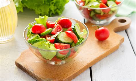 ensalada de lechuga tomate y pepino con vinagreta de lima