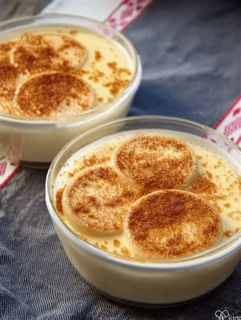 Natillas caseras en cuencos de cerámica con canela y galletas María