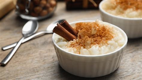 Arroz con leche tradicional espolvoreado con canela, en un tazón rústico
