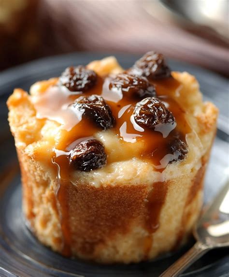 Pudin de pan casero con caramelo, servido en un plato