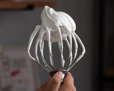 Merengue suizo para decorar postres