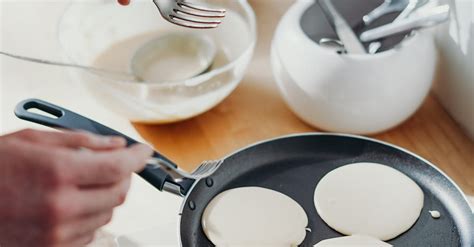 Cocinando panqueques en sartén
