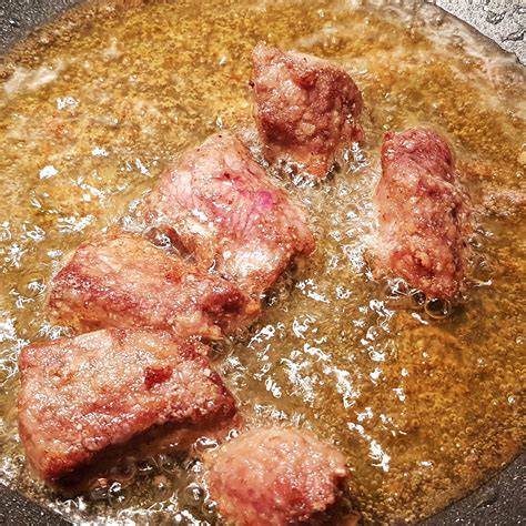 Carne de ternera enharinada dorándose en una cazuela